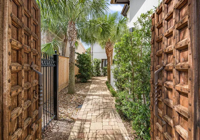 3rd image of 721 Harborside Wy, Kemah, TX 77565 | MLS# 69086589