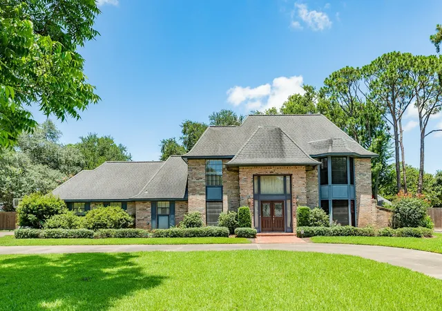 2nd image of 110 Sequoia, Lake Jackson, TX 77566 | MLS# 73816134