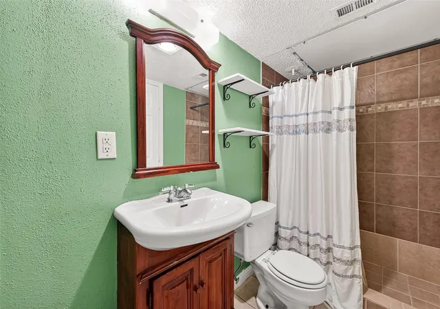 2nd image of 10855 Meadowglen Ln, Houston, TX 77042