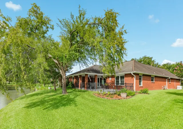 3rd image of 803 W Peach Hollow Cir, Pearland, TX 77584 | MLS# 31317708