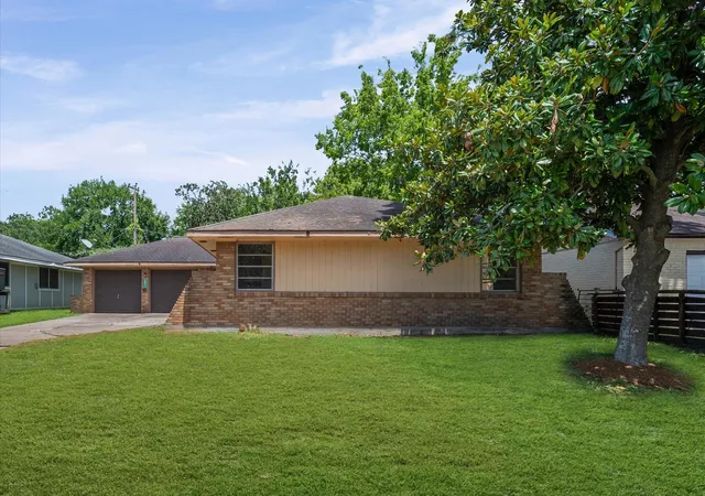 Photo 1 of Sale Pending at 9011 Sandpiper Dr, Houston, TX 77074 | MLS# 25086638 | Listing updated on 2026-09-03