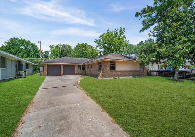 Photo 2 of Sale Pending at 9011 Sandpiper Dr, Houston, TX 77074 | MLS# 25086638 | Listing updated on 2026-09-03