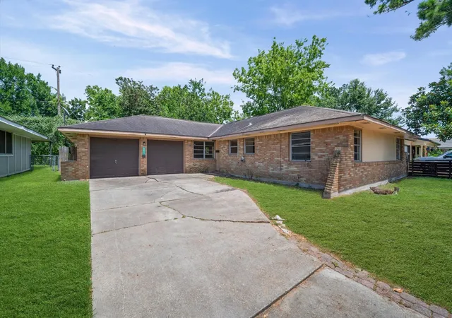 Photo 3 of Sale Pending at 9011 Sandpiper Dr, Houston, TX 77074 | MLS# 25086638 | Listing updated on 2026-09-03