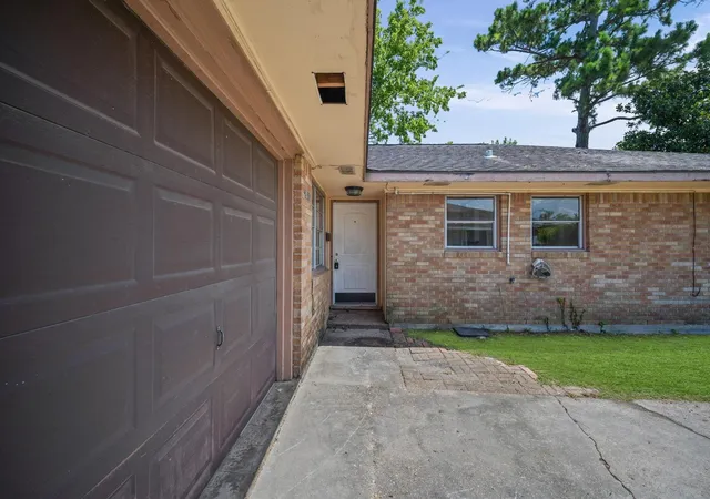 Photo 3 of Sale Pending at 9011 Sandpiper Dr, Houston, TX 77074 | MLS# 25086638 | Listing updated on 2026-09-03