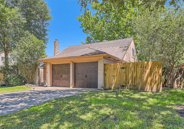 Photo 2 of Sale Pending at 6715 La Sombra Dr, Houston, TX 77083 | MLS# 89624674 | Listing updated on 2026-08-25