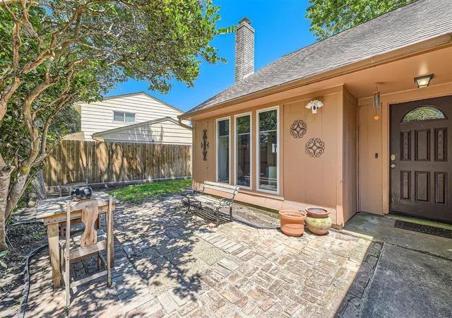 Photo 3 of Sale Pending at 6715 La Sombra Dr, Houston, TX 77083 | MLS# 89624674 | Listing updated on 2026-08-25