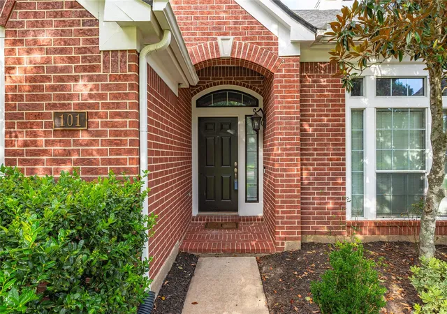 2nd image of 101 Arbor Springs Ln, Dickinson, TX 77539 | MLS# 97445196