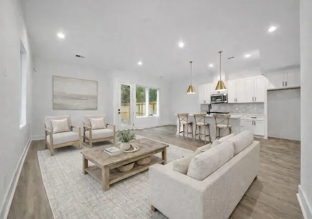 4th image of 7625 Inwood Grove Ln, Houston, TX 77088 | MLS# 83380493