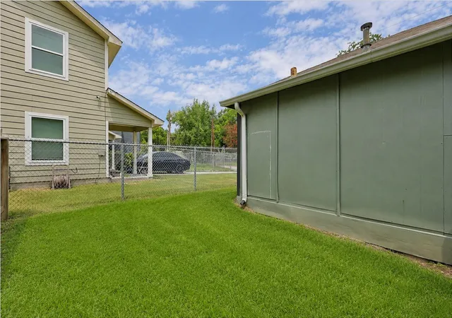 Photo 3 of Sale Pending at 513 Ave I, Conroe, TX 77301 | MLS# 69710151 | Listing updated on 2026-09-13