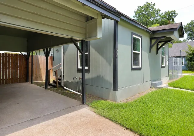 Photo 3 of Sale Pending at 513 Ave I, Conroe, TX 77301 | MLS# 69710151 | Listing updated on 2026-09-13