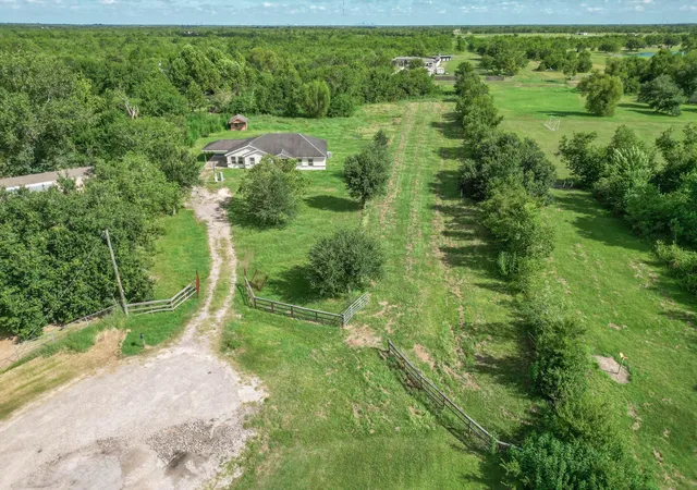 Photo 3 of Sale Pending at 1499 County Road 393b, Alvin, TX 77511 | MLS# 42467635 | Listing updated on 2026-09-04