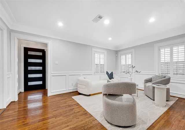 Photo 3 of Single family home for sale at 317 Ave Of Oaks St, Houston, TX 77009 | MLS# 92015584 | Listing updated on 2026-08-22