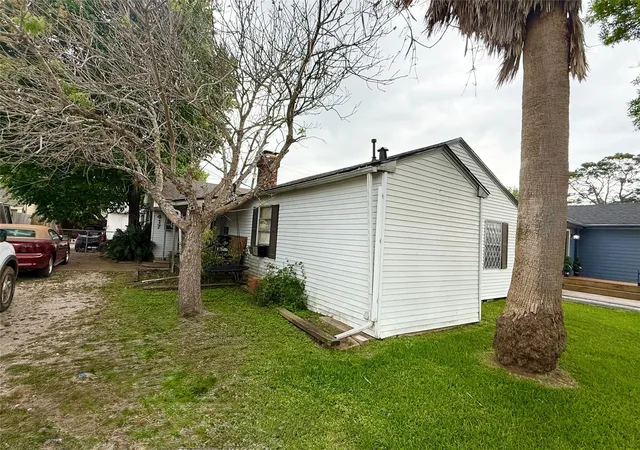 Homes for sale in La Porte, TX | 417 S Kansas St, La Porte, TX 77571 | MLS# 67839009