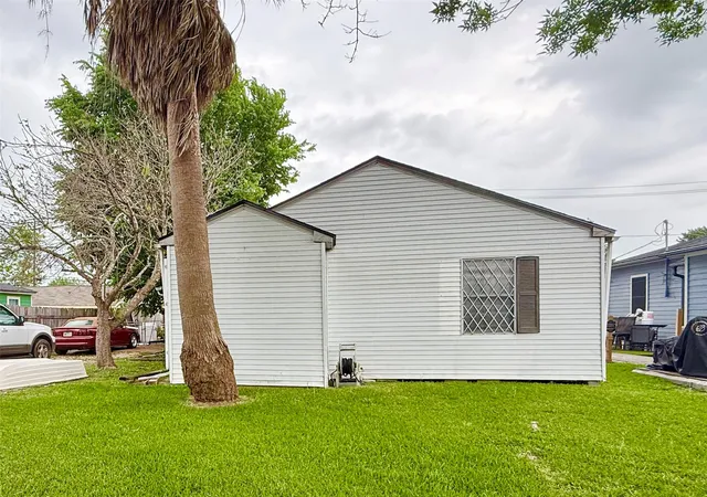 Homes for sale in La Porte, TX | 417 S Kansas St, La Porte, TX 77571 | MLS# 67839009