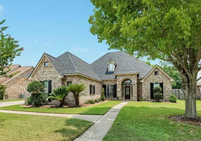 1st image of 607 Walnut St, Lake Jackson, TX 77566 | MLS# 20037935