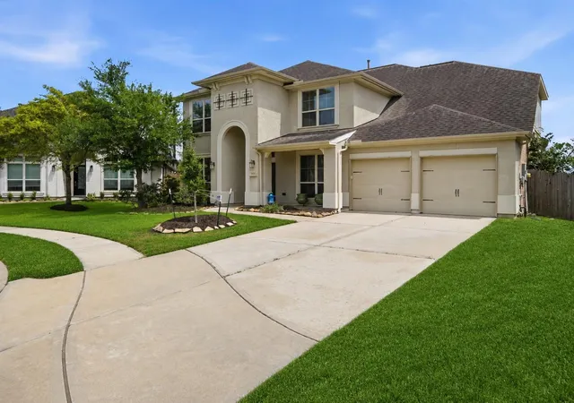 Photo 2 of Sale Pending at 1813 Emerald Tr Ln, Pearland, TX 77584 | MLS# 85754195 | Listing updated on 2026-09-14