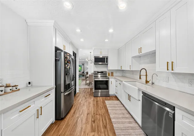 Photo 3 of Townhouse for sale at 444 E Fair Harbor Ln, Houston, TX 77079 | MLS# 48384918 | Listing updated on 2026-09-22