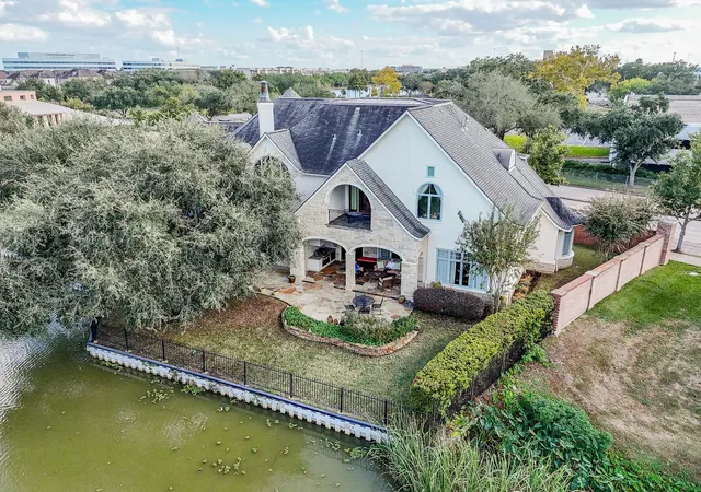 3rd image of 15710 Creek Bend Dr, Sugar Land, TX 77478 | MLS# 8411252