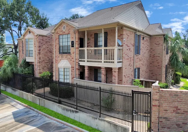 2nd image of 2255 Braeswood Park Dr #102, Houston, TX 77030 | MLS# 18831479