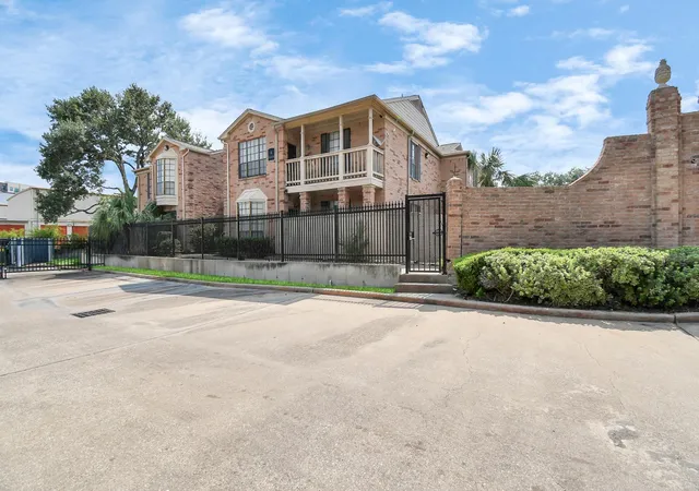 3rd image of 2255 Braeswood Park Dr #102, Houston, TX 77030 | MLS# 18831479