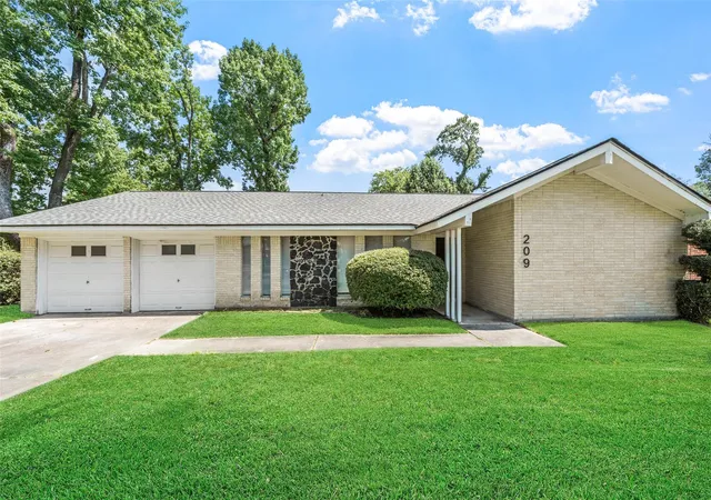 Photo 1 of Sale Pending at 209 Pine Oak Dr, Highlands, TX 77562 | MLS# 87465187 | Listing updated on 2026-09-20