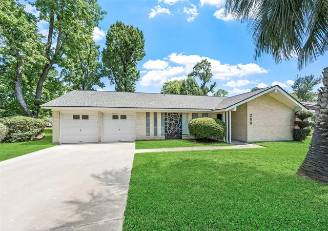 Photo 3 of Sale Pending at 209 Pine Oak Dr, Highlands, TX 77562 | MLS# 87465187 | Listing updated on 2026-09-20