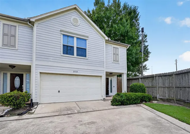 Photo 2 of Townhouse for sale at 2735 Woodridge Manor Dr, Houston, TX 77087 | MLS# 28394846 | Listing updated on 2026-09-18