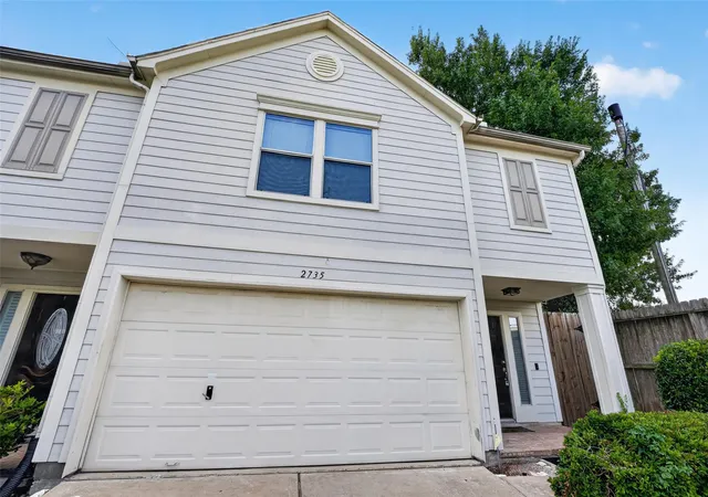 Photo 3 of Townhouse for sale at 2735 Woodridge Manor Dr, Houston, TX 77087 | MLS# 28394846 | Listing updated on 2026-09-18