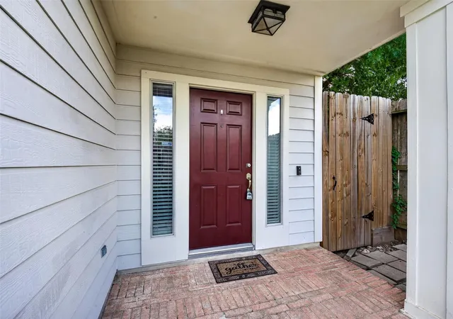 Photo 3 of Townhouse for sale at 2735 Woodridge Manor Dr, Houston, TX 77087 | MLS# 28394846 | Listing updated on 2026-09-18