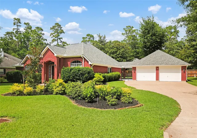 Photo 2 of Sale Pending at 507 Stephen F Austin Dr, Conroe, TX 77302 | MLS# 89308951 | Listing updated on 2026-09-16