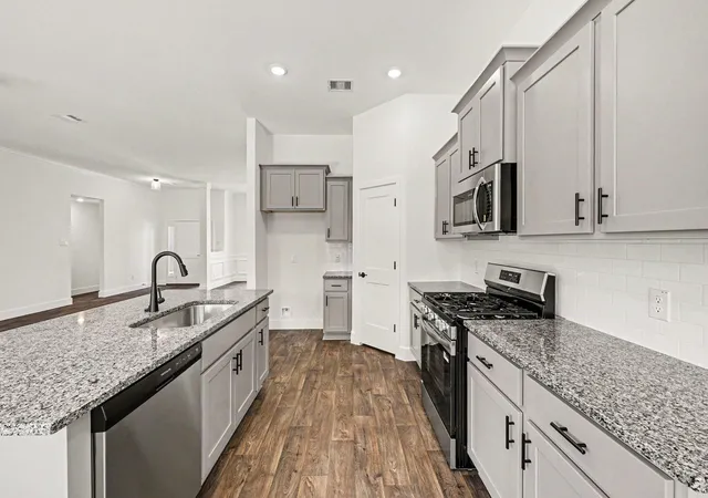 Photo 4 of Single family home for sale at 9 Keystone Ct, Angleton, TX 77515 | MLS# 65836168 | Listing updated on 2026-09-23
