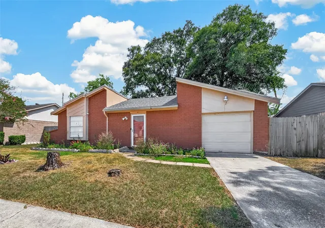 Photo 3 of Single family home for sale at 10706 Thorncliff Dr, Humble, TX 77396 | MLS# 98432265 | Listing updated on 2026-09-17