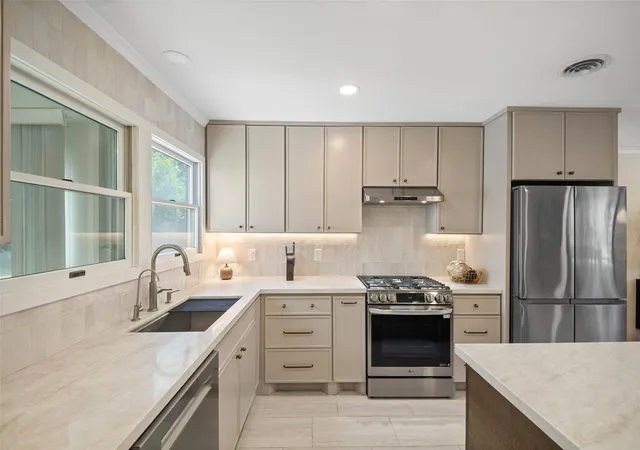 Photo 3 of Single family home for sale at 4830 Hummingbird St, Houston, TX 77035 | MLS# 55008238 | Listing updated on 2026-09-19