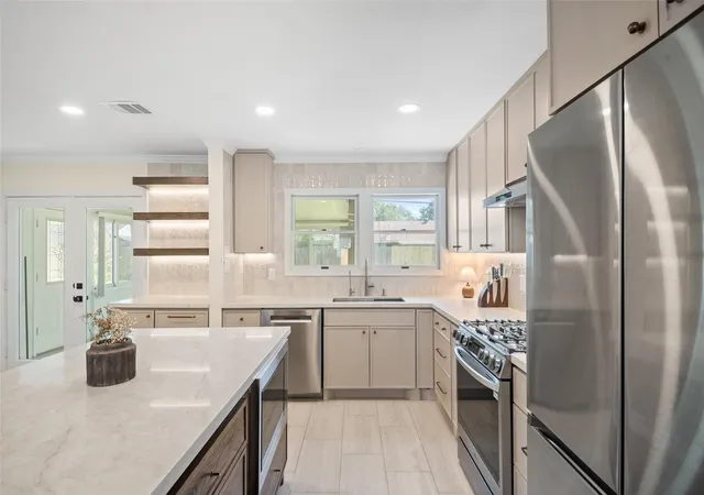 Photo 4 of Single family home for sale at 4830 Hummingbird St, Houston, TX 77035 | MLS# 55008238 | Listing updated on 2026-09-19