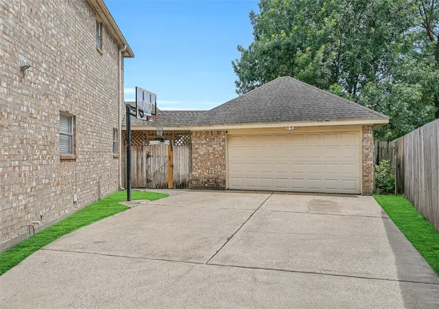 3rd image of 1402 Pine Meadow Ct, Pearland, TX 77581 | MLS# 57544046