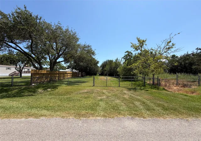 Photo 1 of Land for sale at 1029 8th St, Dickinson, TX 77539 | MLS# 75215837 | Listing updated on 2026-08-24