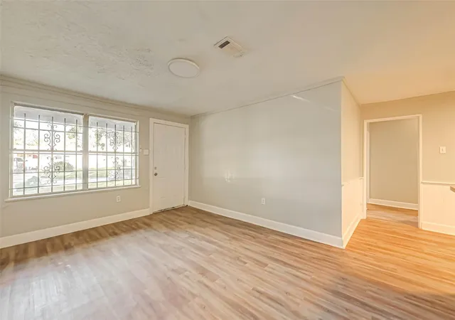 3rd image of 5102 Lyndhurst Dr, Houston, TX 77033 | MLS# 43863454