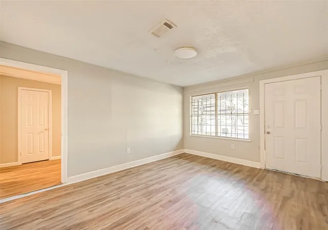 4th image of 5102 Lyndhurst Dr, Houston, TX 77033 | MLS# 43863454