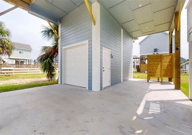 Photo 4 of Single family home for sale at 1062 Shady Ln, Gilchrist, TX 77617 | MLS# 33875578 | Listing updated on 2026-08-25