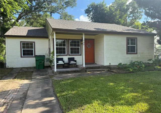 Photo 1 of Single family home for sale at 725 Kyle St, Angleton, TX 77515 | MLS# 29555450 | Listing updated on 2026-10-02