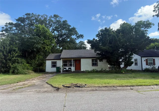 Photo 2 of Single family home for sale at 725 Kyle St, Angleton, TX 77515 | MLS# 29555450 | Listing updated on 2026-10-02