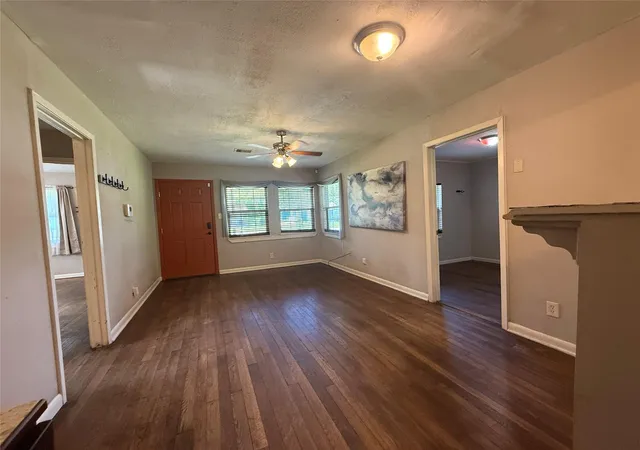 Photo 4 of Single family home for sale at 725 Kyle St, Angleton, TX 77515 | MLS# 29555450 | Listing updated on 2026-10-02