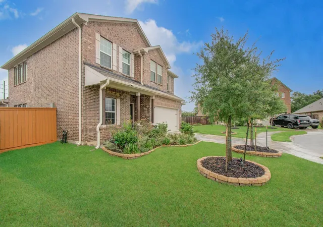Photo 3 of Single family home for sale at 6303 Spanish Moss Dr, Pearland, TX 77584 | MLS# 74686601 | Listing updated on 2026-09-09