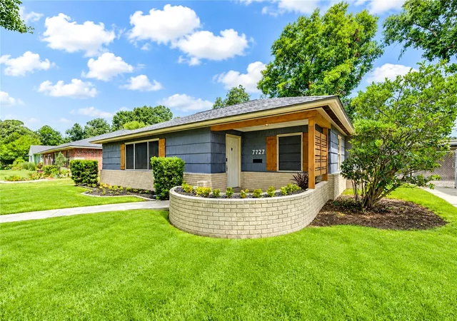 Photo 2 of Sale Pending at 7727 Oak Vista St, Houston, TX 77087 | MLS# 69368597 | Listing updated on 2026-09-01