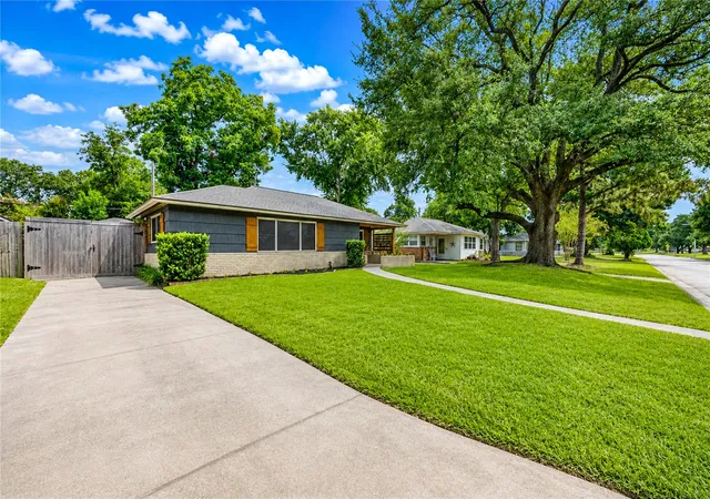 Photo 3 of Sale Pending at 7727 Oak Vista St, Houston, TX 77087 | MLS# 69368597 | Listing updated on 2026-09-01