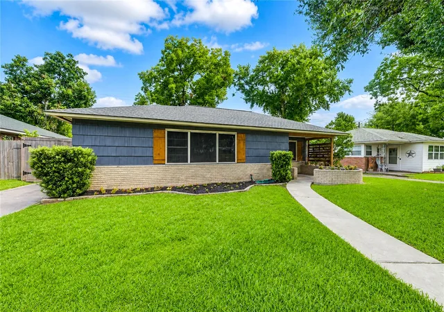 Photo 3 of Sale Pending at 7727 Oak Vista St, Houston, TX 77087 | MLS# 69368597 | Listing updated on 2026-09-01