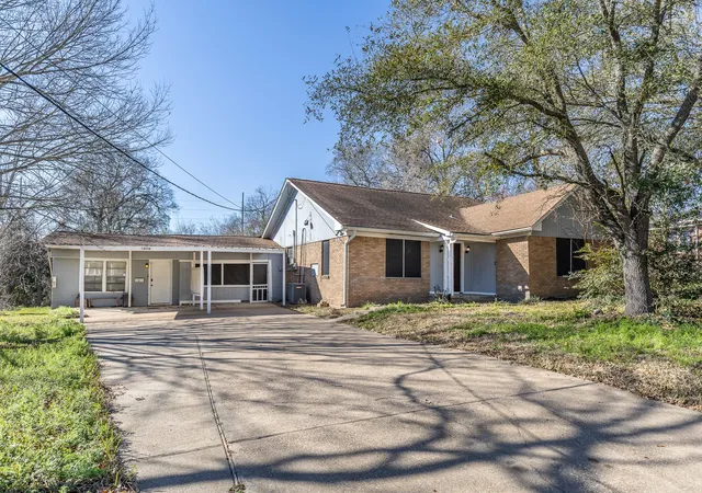 Photo 1 of Single family home for sale at 1425 15th Street, Huntsville, TX 77340 | MLS# 18430891 | Listing updated on 2026-06-26