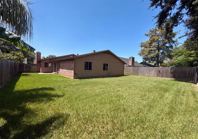 Photo 4 of Single family home for sale at 5602 Briarwood Forest Dr, Houston, TX 77088 | MLS# 50956904 | Listing updated on 2026-09-15