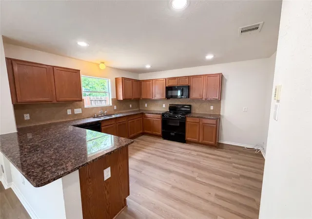 2nd image of 939 Staffordale Manor Ln, Houston, TX 77047 | MLS# 40232843