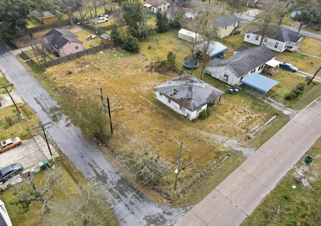 2nd image of 810 Texas St, Orange, TX 77630 | MLS# 85934981